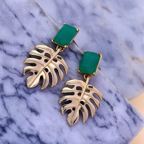 NEW 🌸💎 Monstera Leaf Gold Earrings Green Stone - Picture 2 of 5